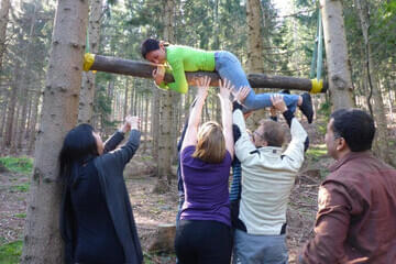 Teambuilding mit Unterstützung Hindernisse überwinden