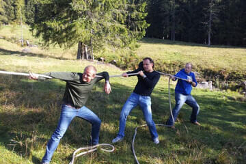 Teambuilding gemeinsam an einem Strang