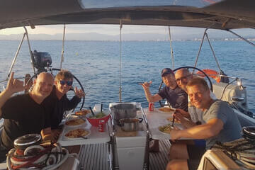 Gemeinsames Essen am Boot